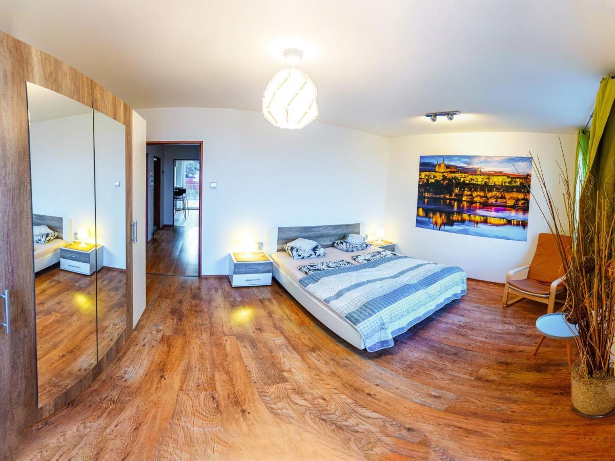 Apartment Pod Sychrovem Praag Buitenkant foto